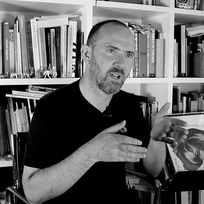 Portrait of Jim Sutherland talking in his studio